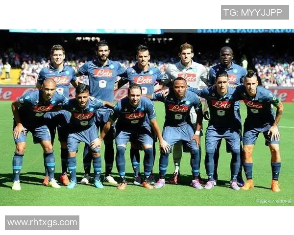 足球明星与女球迷合影珍贵瞬间展现亲密互动与激动时刻