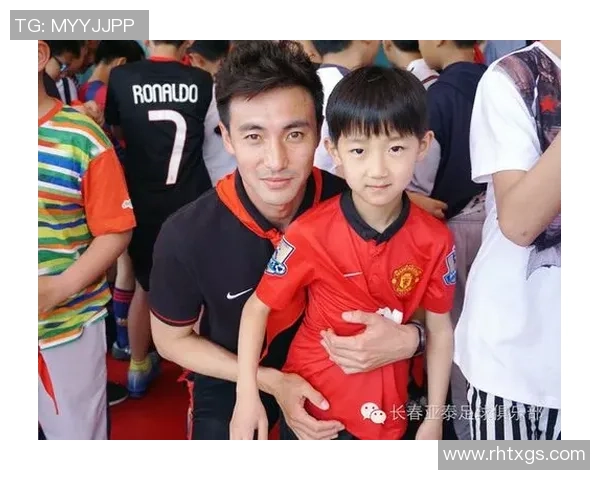 足球巨星赛场争锋比拼爱心公益传递温暖力量